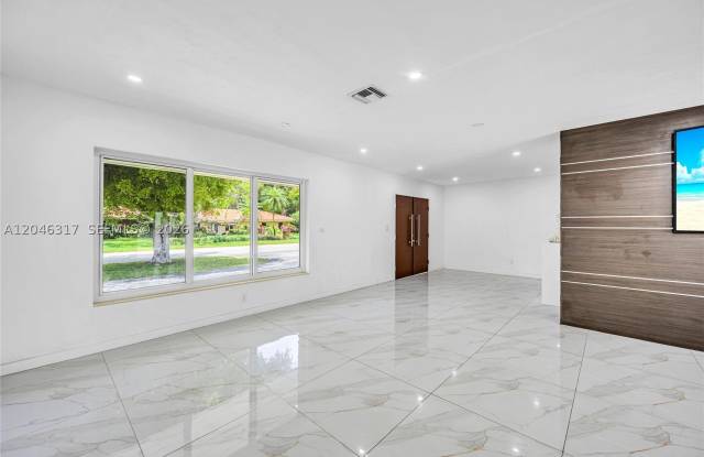 12525 SW 68th Ct Gallery 3