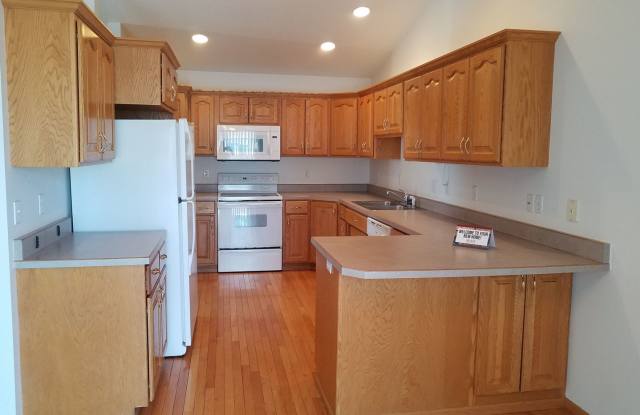 3 Bedroom - 2 Bathroom Twinhome for Rent - Fenced Yard! photos photos
