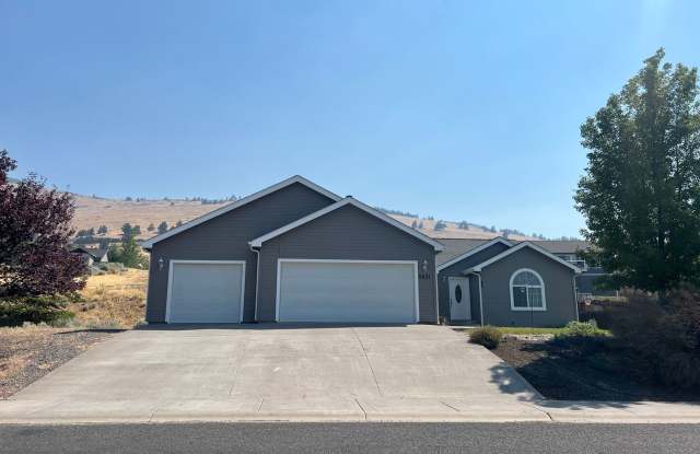 Spacious open floor plan in North Hills - 5831 North Hills Drive, Klamath Falls, OR 97603