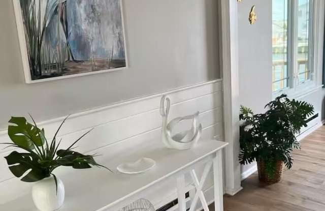 220 Catherine Lane Gallery 3