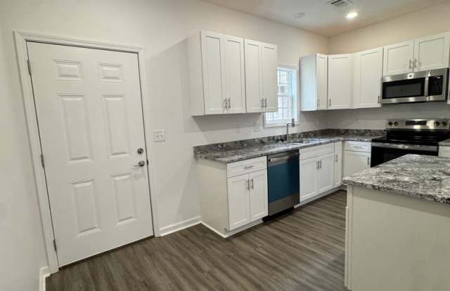 BRAND NEW 3 BED / 2 BATH AVAILABLE NOW! Gallery 4