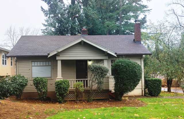 Darling 2 Bedroom Cottage Located in the Sought After First Addition Neighborhood in Lake Oswego! - 605 7th Street, Lake Oswego, OR 97034