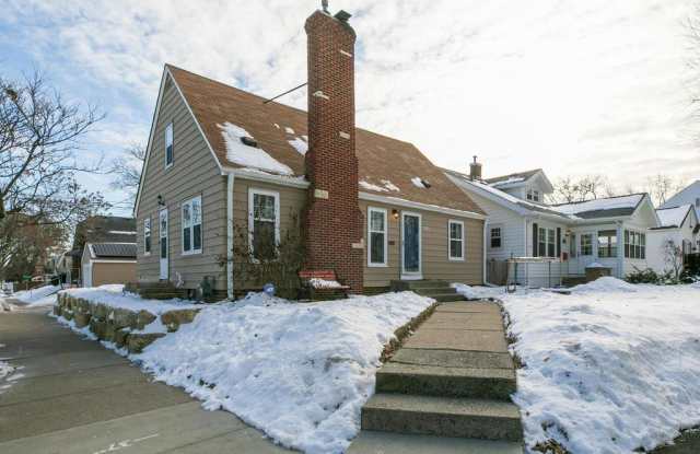 5201 Shoreview Avenue Gallery 2