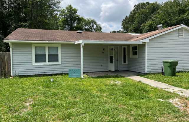 SPRING MOVE-IN SPECIAL: $300 OFF 1ST MONTH'S RENT! photos photos
