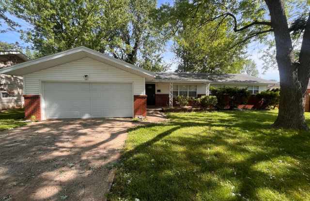 Brentwood 3 bedroom & 2 bathroom home, Huge Fenced Yard photos photos