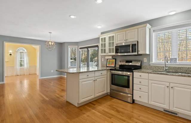 Gorgeous 3 Br -  2 1/2 Ba  Colonial with Pool in Sandwich - Year Round Rental Gallery 3