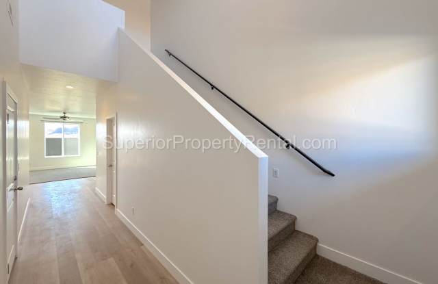 3 bed, 2.5 Bath 1 car garage Townhome Gallery 3