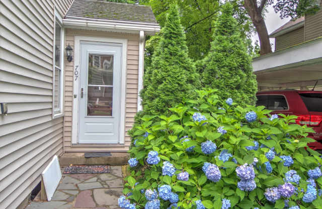 707 Scott Street unit: #2 (Second Floor) - 707 Scott Street, Stroudsburg, PA 18360 707 Scott Street unit: #2 (Second Floor) - 707 Scott Street, Stroudsburg, PA 18360