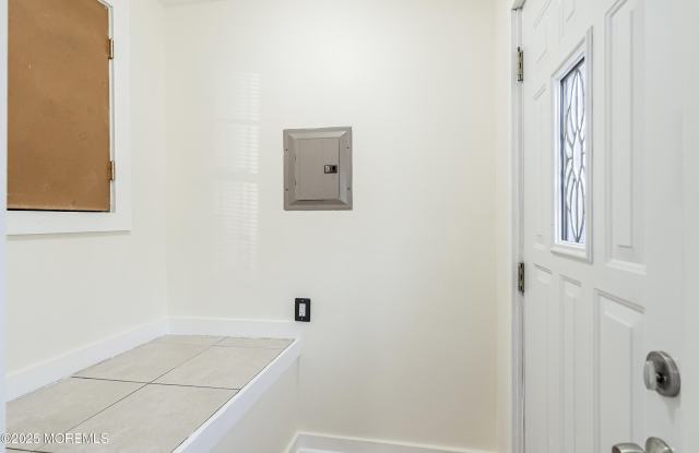 218 Grant Avenue Gallery 2