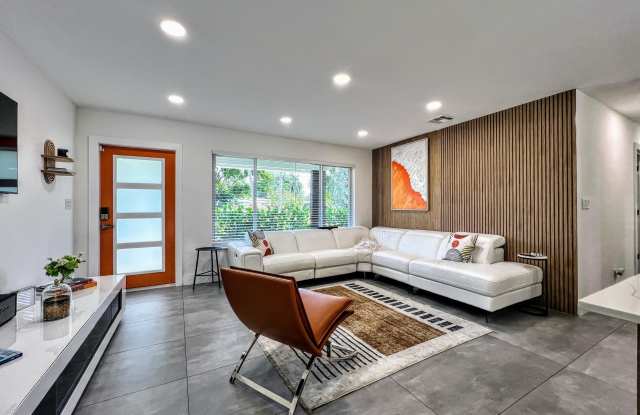317 NW 26TH Court Gallery 2