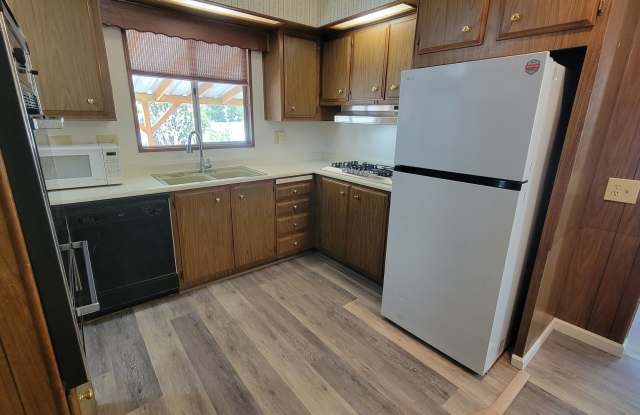 2 Bedroom Home with 2 Bonus Rooms, Fully Fenced, Covered Patio & Washer/Dryer, Near Amentities Gallery 3