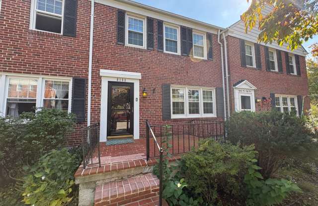 Spacious 3BD/2BA Townhome with Secondary Kitchen in Towson, MD! Gallery 1