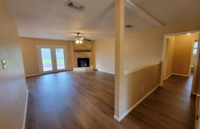 College Station - 3 bedroom / 2 bath / 2 car garage house with fenced in back yard. Gallery 4