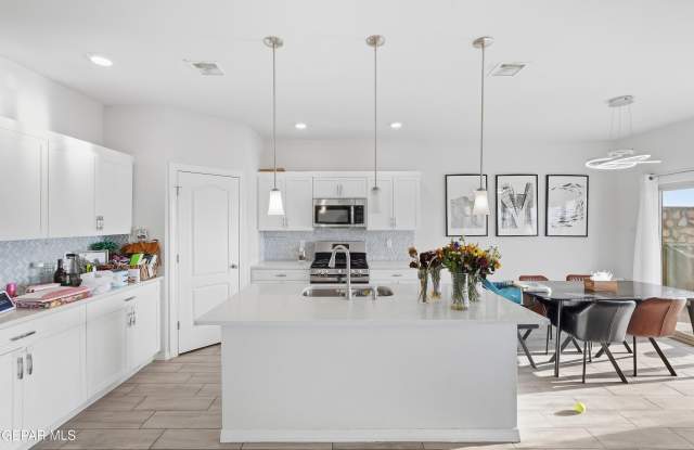 921 COTTAGE Place Gallery 3