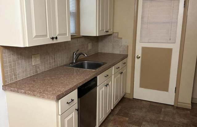 Charming South Hill Duplex with Hardwood Floors & Bonus Living Space Gallery 4