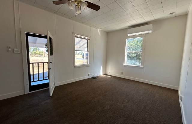 Charming Country Home - 2 bedroom 1 bath Gallery 4