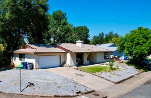 Must see! Conveniently located 3 bedroom with pets considered photos photos