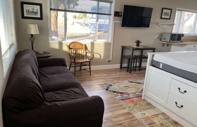 AVAILBLE October 1, 2026: SUPER SWEET SHORT TERM FURNISHED STUDIO on 20 Acre Tumalo Ranch Gallery 3