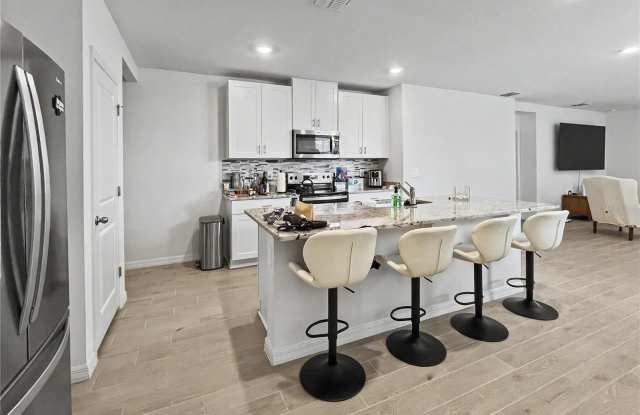 137 WHITELAND Bend Gallery 3
