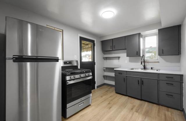 MOVE IN SPECIAL! SCORE HALF OFF 1ST MONTH'S RENT IF SIGNED BY NOV. 15! Stunning 3 bedroom in McKees Rocks available now! photos photos