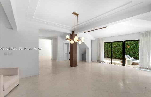 1600 W 24th St Gallery 4