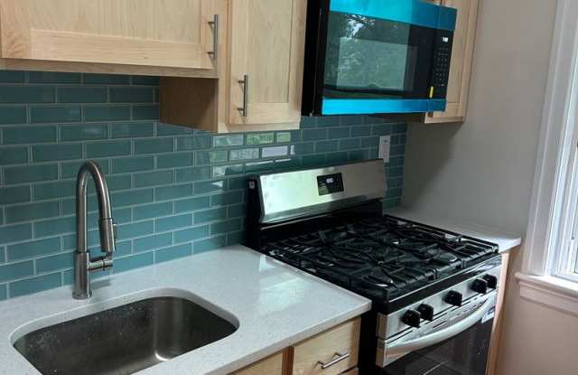 Renovated 2 Bed Apartment 1 block to downtown with Laundry and Central Air photos photos
