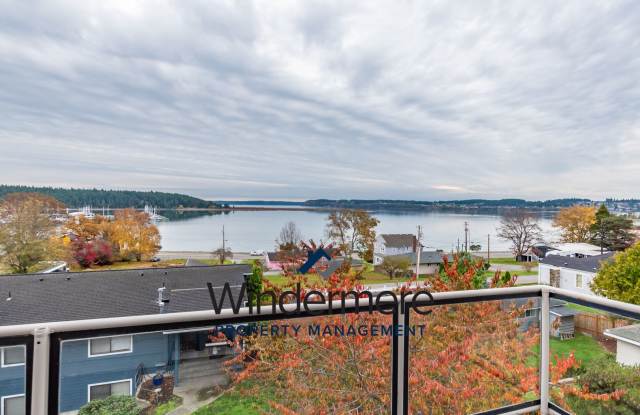 3 bed 2 bath Condo - 1675 Southeast 9th Avenue, Oak Harbor, WA 98277