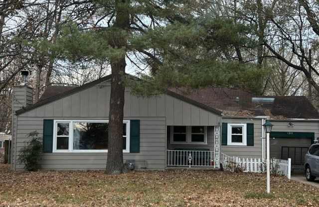 This 1224 square foot single family home has 2 bedrooms and 1.0 bathrooms. Delaware neighborhood. photos photos