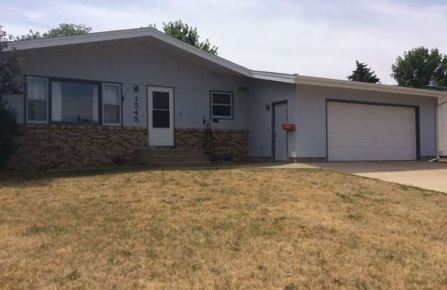 1545 13th St W - 1545 13th Street West, Dickinson, ND 58601