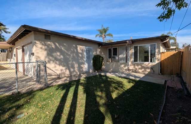 2 Bedroom / 1.5 Bathroom plus bonus room Home in La Mesa Gallery 1