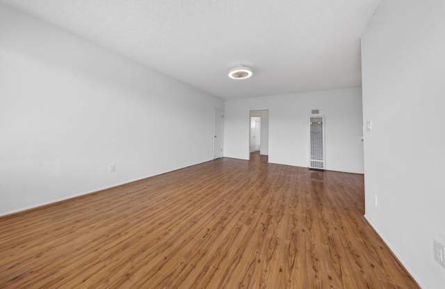 5715 Vineland Avenue Gallery 4