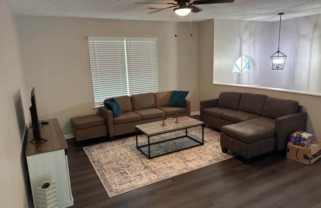 Room in 5 Bedroom Home at Newberry Trl Gallery 3