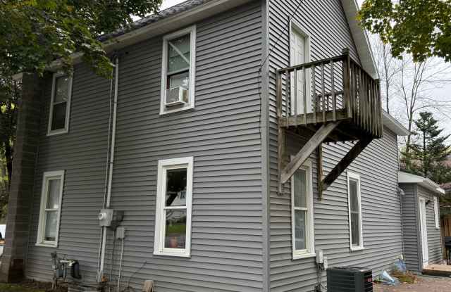 6 Bedroom 2 Bath | Single Family Home Gallery 4