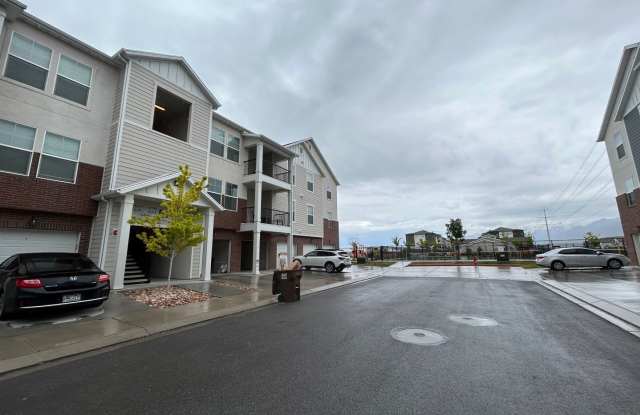 Beautiful Newly Built 3 bedroom, 2 bathroom Condo in Vineyard! photos photos