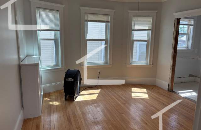 Nice 3 bed in oak square Gallery 4