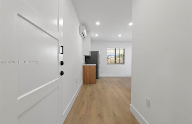 1060 NW 35th Ct photos photos