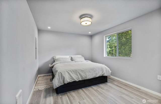 Open Concept 2BR 1 BA Bremerton Rambler Gallery 4