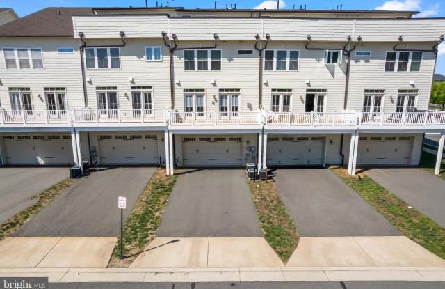 44711 PLYMPTON Square Gallery 4