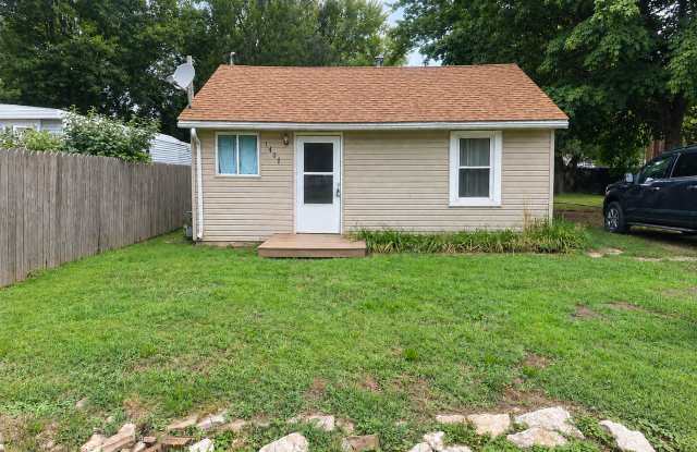 Charming 2-Bedroom Home with Spacious Living & Large Backyard! Gallery 1