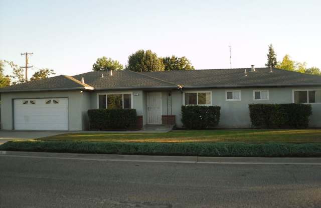 675 'B' St. - 675 B Street, Orange Cove, CA 93646