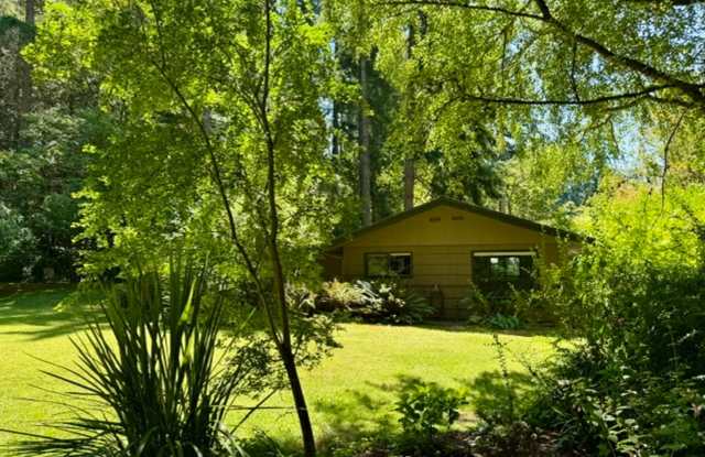 What a peaceful setting....oh and the cottage is wonderful too! Come and see photos photos