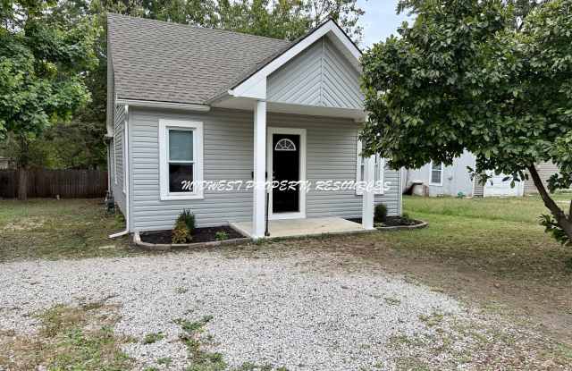 Charming 2 Bedroom, 1 Bath Bungalow in Downtown Lee’s Summit photos photos