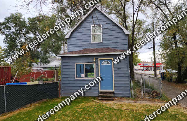 Spacious 2 bedroom 1 bath house near train station for easy commute. photos photos