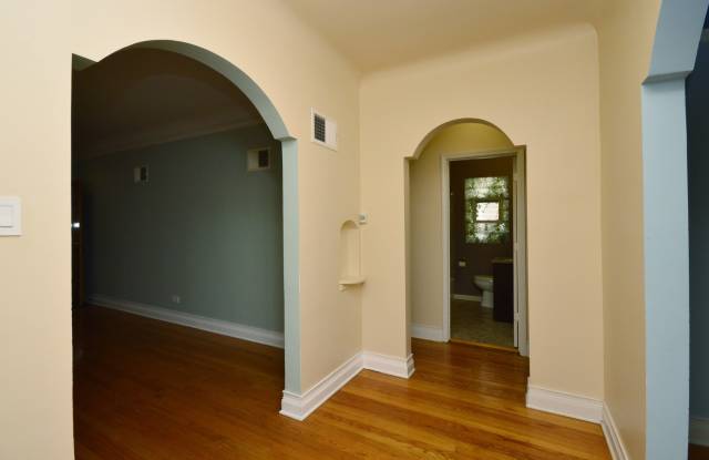4900 North Hamlin Avenue Gallery 3