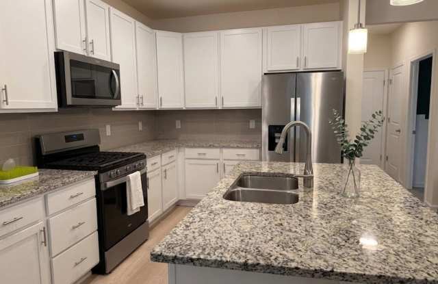 Beautiful 3 bed, 3 bath Townhome with 2 car garage! Gallery 4