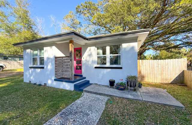 Beautifully Updated Cottage Near Downtown Pensacola with Massive Backyard + LAWN CARE INCLUDED! photos photos