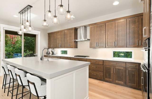 Luxurious Modern Retreat with Builder Upgrades and Top-of-the-Line Appliances in Coveted Portland Neighborhood! Gallery 4
