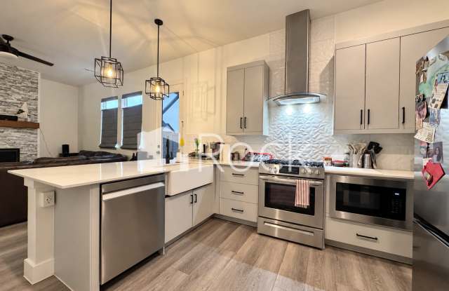 Contemporary 3 Bedroom with 2.5 Baths in Gated Community Gallery 4