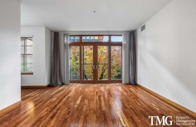 Elegant 1 Bed, 1 Bath Condo in Northwest District / Alphabet District - 2335 Northwest Raleigh Street, Portland, OR 97210