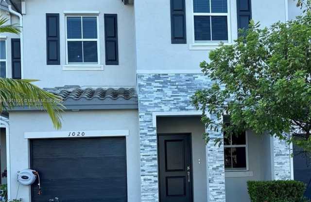 1020 SE 26th Ter photos photos